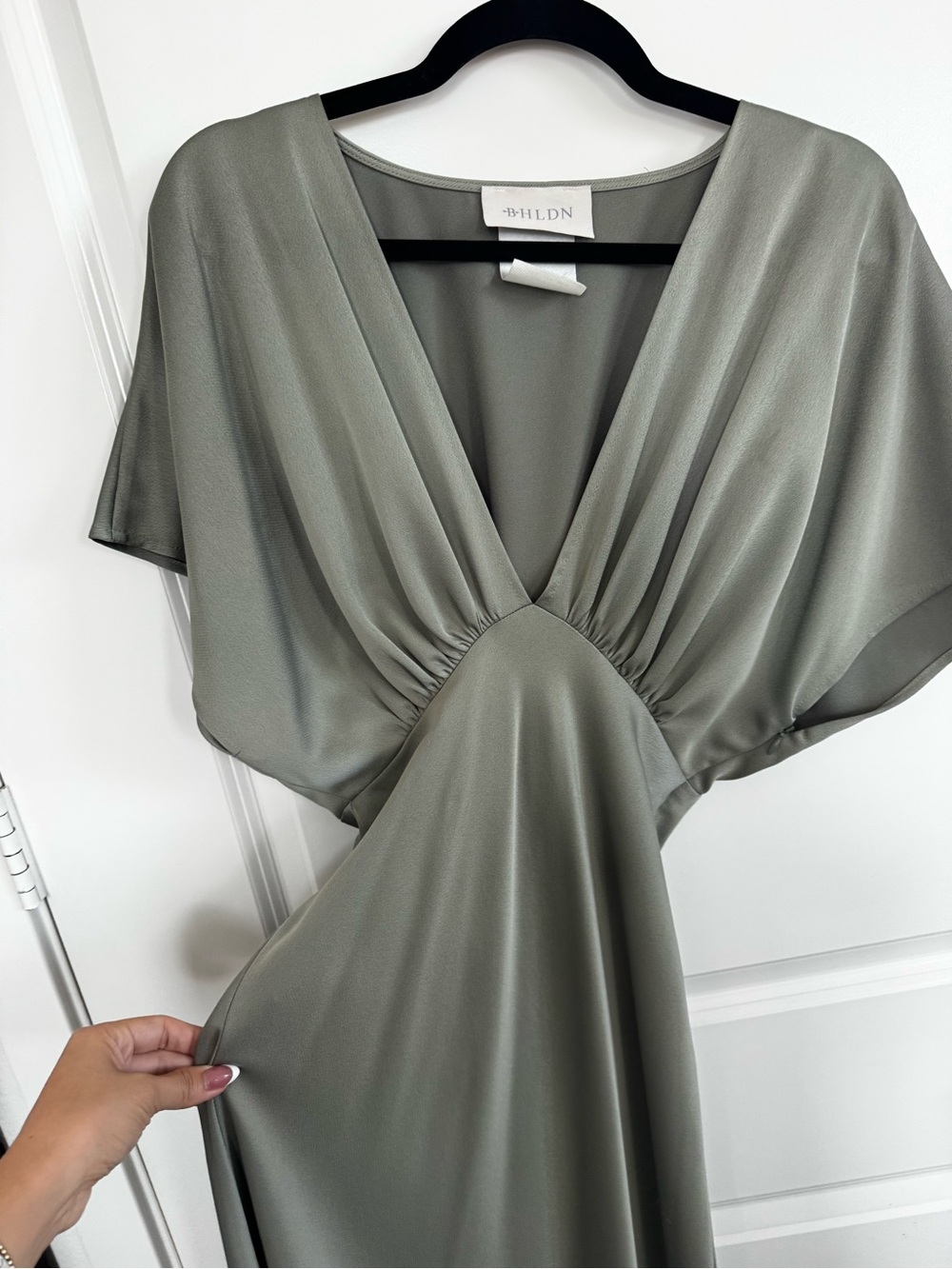 BHLDN LEILA DEEP-V
FLUTTER-SLEEVE SATIN A-LINE GOWN Moss Sage Green Size 4 - Picture 6 of 12